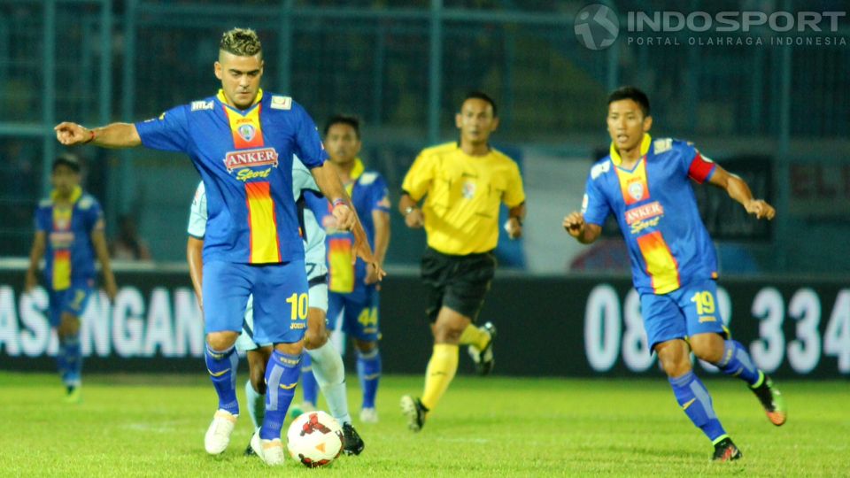 Arema Cronus akan menghadapi Persib Bandung di babak semifinal ISL 2014. Copyright: &copy; Ardiyansyah/INDOSPORT